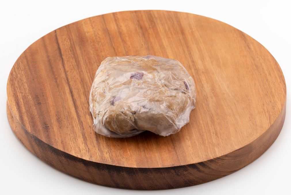4. 뭉쳐진 반죽을 비닐에 싸서 냉장고에서 1시간 이상 휴지시킨다.